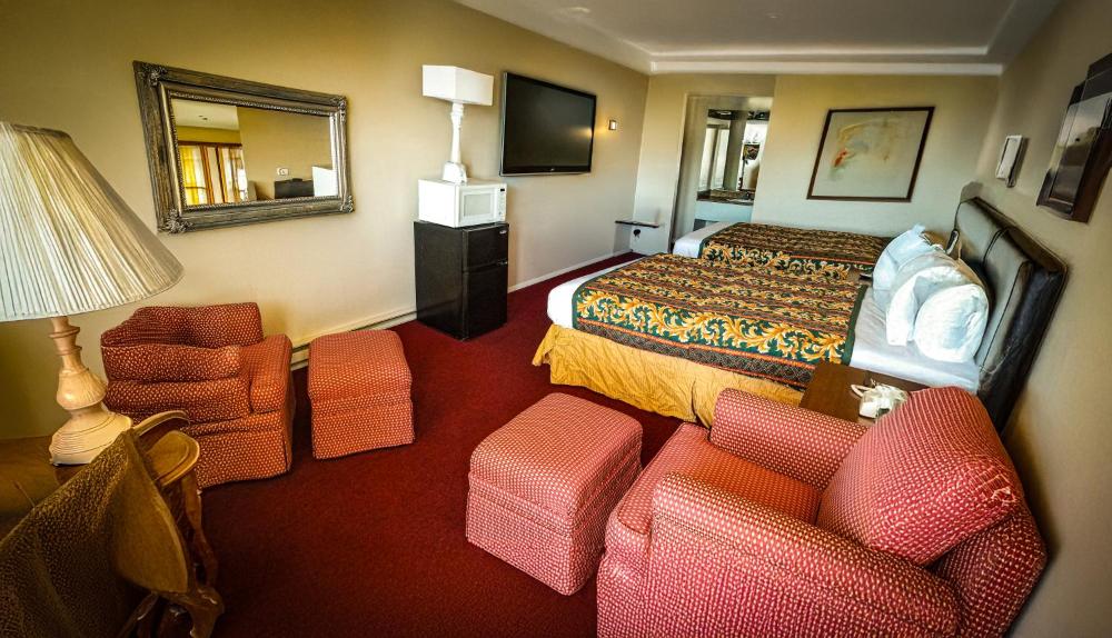 Deluxe Queen Room with Two Queen Beds - Non-Smoking interior